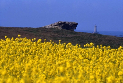 Le Chemin des Phares - Il sentiero costiero si distende sulla linea di confine netta: Fine / Inizio Oceano. Inizio / Fine Terra. Dove cammineremo? Cosa stiamo percorrendo esattamente?