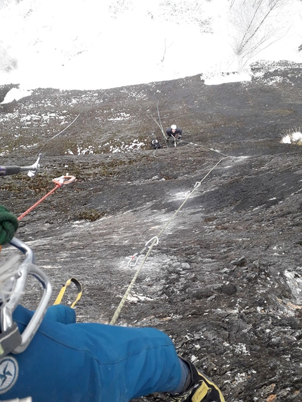 Arrampicata Valle Antigorio, Ossola, Davide Canil, Michael Kaplun - Math20 a Goglio, Valle Antigorio: in apertura sul tiro chiave in condizioni difficili