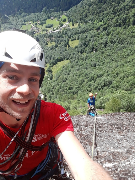 Arrampicata Valle Antigorio, Ossola, Davide Canil, Michael Kaplun - Math20 a Goglio, Valle Antigorio: scherziamo mentre apriamo il terzo tiro