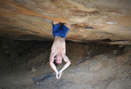 Simon Lorenzi sul boulder Quoi de neuf a Orsay in Francia