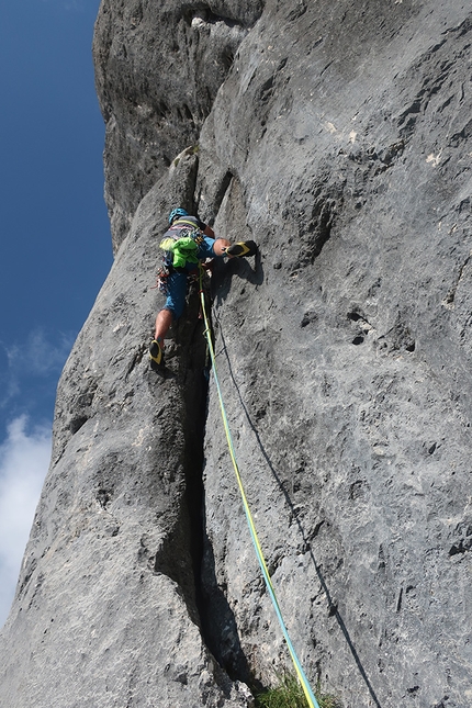 Schüsselkar, Wetterstein, Söllerköpfe, Simon Messner, Barbara Vigl - Simon Messner climbing pitch 5 of Nebelgeist on Söllerköpfe, Schüsselkar, Wetterstein massif