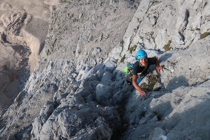 Schüsselkar, Wetterstein, Söllerköpfe, Simon Messner, Barbara Vigl - Simon Messner scrambling up the lower section of Nebelgeist on Söllerköpfe, Schüsselkar, Wetterstein massif