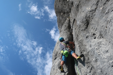 Schüsselkar, Wetterstein, Söllerköpfe, Simon Messner, Barbara Vigl - Simon Messner climbing the crack on pitch 5 of Nebelgeist on Söllerköpfe, Schüsselkar, Wetterstein massif