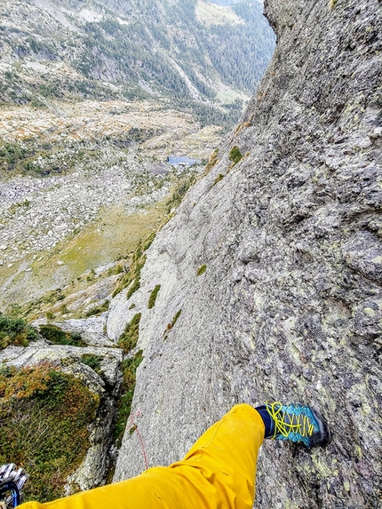 Denti della Vecchia di Pescegallo, Cristian Candiotto - La riattrezzatura della cresta Filun della Rocca ai Denti della Vecchia di Pescegallo in Val Gerola