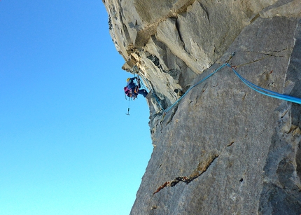 Ushba, Archil Badriashvili, Giorgi Tepnadze - Ushba: Giorgi Tepnadze tackling the overhanging wall (Archil Badriashvili, Giorgi Tepnadze, 09/2020)