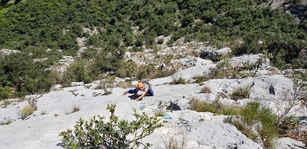 Il Dado è tratto, Monte Casale, Valle del Sarca - Giovanni Andriano sulle belle placche di Il Dado è tratto al Monte Casale in Valle del Sarca (Giovanni Andriano, Marco Bozzetta, Costante Carpella)