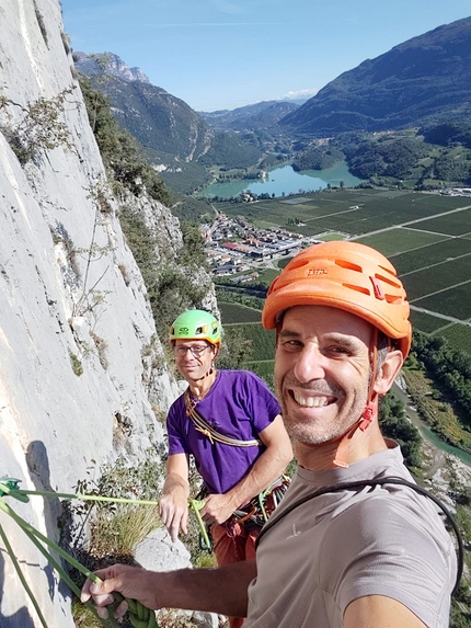 Il Dado è tratto, Monte Casale, Valle del Sarca - Marco Bozzetta e Giovanni Andriano durante l'apertura di Il Dado è tratto al Monte Casale in Valle del Sarca (Giovanni Andriano, Marco Bozzetta, Costante Carpella)