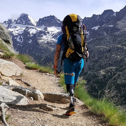 Andrea Lanfri, Massimo Coda, Five Peaks - Andrea Lanfri in cammino verso il Rifugio Vittorio Emanuele prima di salire il Gran Paradiso con Massimo Coda