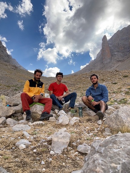 Turchia arrampicata, Ala Daglar, Zorbey Aktuyun - Zorbey Aktuyun, Ali Keskin e Arda Mert Poslu sotto l'obelisco di Parmakkaya, Valle d'Emli, Aladağlar, Turchia, 14/09/2020