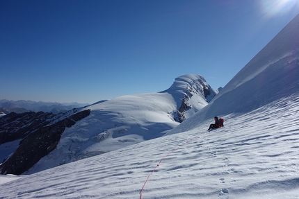 Mount Robson, Emperor Face, Canada, Ethan Berman, Uisdean Hawthorn - Ethan Berman si ferma a verificare il gps, Uisdean Hawthorn si siede subito per riposare in discesa da Mount Robson dopo la prima salita di Running in the Shadows sulla Emperor Face