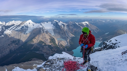 Mount Robson, Emperor Face, Canada, Ethan Berman, Uisdean Hawthorn - Ethan Berman al bivacco la mattina del secondo giorno durante la prima salita di Running in the Shadows sulla parete Emperor Face di Mount Robson, Canada