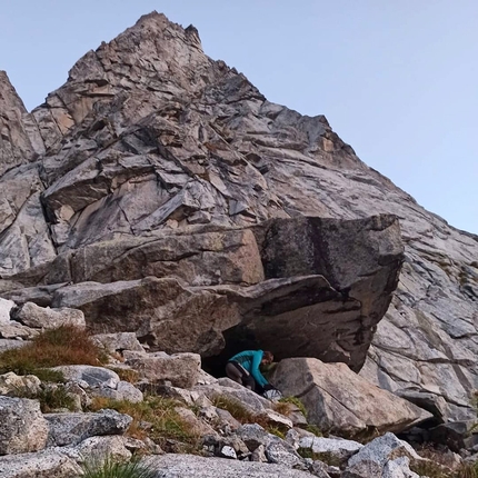 Corno Gioià, Adamello, Matteo Castellini, Luigi Froldi, Jacopo Pianta - Le Iene al Corno Gioià in Adamello: il bivacco sotto la parete