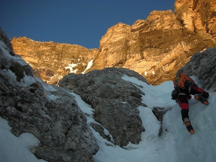 Cascata Solo per i tuoi occhi - Monte Pelmo - Giuseppe Ballico sul canale dello zoccolo