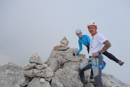 Torrione di Vallesinella, Dolomiti di Brenta, Alessandro Beber, Alberto Fedrizzi, Martina Paolazzi - Alberto Fedrizzi e Martina Paolazzi in cima al Torrione di Vallesinella nelle Dolomiti di Brenta dopo l'apertura di Frizzi & Lazzi