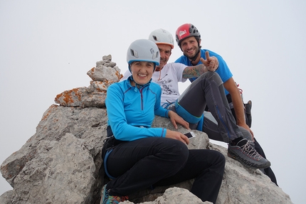 Torrione di Vallesinella, Dolomiti di Brenta, Alessandro Beber, Alberto Fedrizzi, Martina Paolazzi - Martina Paolazzi, Alberto Fedrizzi e Alessandro Beber in cima al Torrione di Vallesinella nelle Dolomiti di Brenta dopo l'apertura di Frizzi & Lazzi