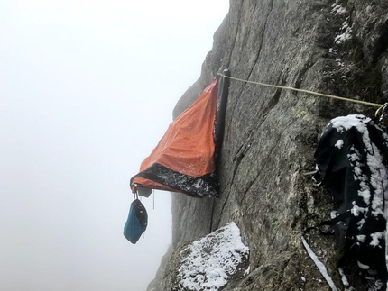 Baspa Valley, Raldang Spire, Kinnaur, India, Alexander Blümel, Much Mayr, Peter Mühlburger, Matthias Wurzer  - Baba Ji su Raldang Spire nella Baspa Valley in India: durante una tempesta