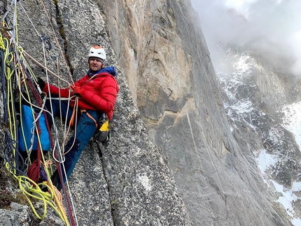 Baspa Valley, Raldang Spire, Kinnaur, India, Alexander Blümel, Much Mayr, Peter Mühlburger, Matthias Wurzer  - Baba Ji su Raldang Spire nella Baspa Valley in India: Matthias Wurzer in azione con le corde