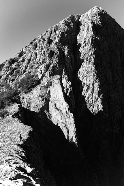 Alpi Apuane traversata alpinistica, Francesco Bruschi, Francesco Tomé  - Alpi Apuane da Nord a Sud: qualche mese prima della traversata sulla cresta di Capradossa al cospetto della mitica e storica parete Nord del Pizzo d'Uccello.