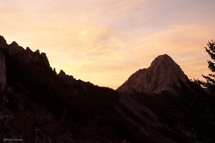 Alpi Apuane traversata alpinistica, Francesco Bruschi, Francesco Tomé  - Alpi Apuane da Nord a Sud: -Tramonto dal rifugio Orto di Donna sulla sinistra in ombra la cresta Garnerone, mentre sulla destra la vetta del Pizzo D'Uccello vista dall'altro versante.