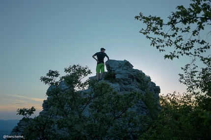 Alpi Apuane traversata alpinistica, Francesco Bruschi, Francesco Tomé  - Alpi Apuane da Nord a Sud: al tramonto dopo essersi arrampicati su alcune roccette della cresta Nattapiana pur di vedere estasiati le luci uniche e affascinanti del sole all'imbrunire.