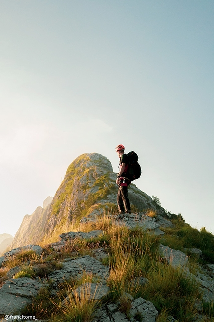 Alpi Apuane traversata alpinistica, Francesco Bruschi, Francesco Tomé  - Alpi Apuane da Nord a Sud: alle prime luci del giorno già sulla cresta di Nattapiane, una cresta lunga 2,2 chilometri in continua esposizione, che prevede 3 calate in corda doppia e che giunge fino alla vetta del Pizzo d'Uccello.