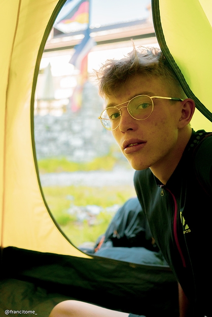 Alpi Apuane traversata alpinistica, Francesco Bruschi, Francesco Tomé  - Francesco Bruschi, 16 anni e con già all'attivo Piramide Vincent, Gran Paradiso, Ortles, Mont Blanc Du Tacul. Inoltre innumerevoli esperienze estive e invernali anche in solitaria su vette dolomitiche, apuaniche e appeniniche. Quest'estate 40 cime delle Alpi Apuane in 11 giorni.