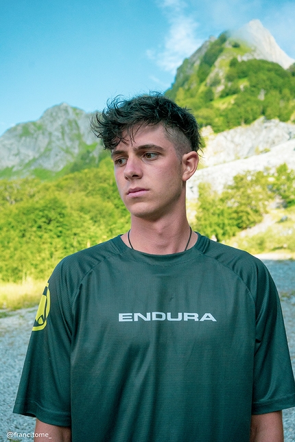 Alpi Apuane traversata alpinistica, Francesco Bruschi, Francesco Tomé  - Francesco Tomè, 20 anni, fotografo e videomaker, e con già all'attivo Testa Del Rutor, Cevedale, Ortles, Piramide Vincent, Gran Paradiso. Inoltre innumerevoli esperienze estive e invernali su vette dolomitiche, apuaniche e appeniniche. Quest'estate 35 cime delle Alpi Apuane in 11 giorni.