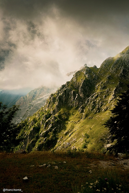 Alpi Apuane traversata alpinistica, Francesco Bruschi, Francesco Tomé  - Alpi Apuane da Nord a Sud: visuale da Finestra Vandelli. In primo piano i Campaniletti e in secondo piano la ripida parete liscia del monte Alto di Sella. A metà parete si intravede l'intaglio nella montagna della via di lizza delle Cave Gruzze che porta fino alla cava a ridosso della cresta Nord dell'Alto di Sella.