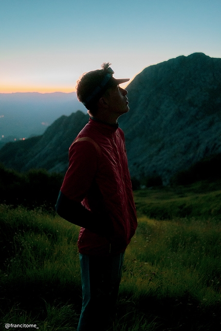 Alpi Apuane traversata alpinistica, Francesco Bruschi, Francesco Tomé  - Alpi Apuane da Nord a Sud: non ancora le 5 del mattino, ma già si vedevano le luci del sole che pian piano illuminava la notte buia e tetra. Già in piedi e con la testa riversa al cielo, mentre sullo sfondo svetta la cima della Pania Secca.