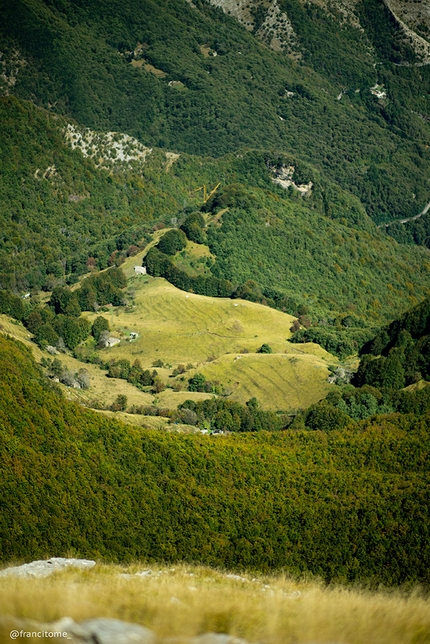 Alpi Apuane traversata alpinistica, Francesco Bruschi, Francesco Tomé  - Alpi Apuane da Nord a Sud: un incantevole ambiente, fra il fruscio delle foglie spostate dal vento e il rumore di qualche piccolo ruscello, niente di meno del bosco del Fatonero poco sotto alla vetta del monte Fiocca.