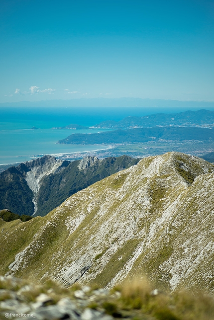 Alpi Apuane traversata alpinistica, Francesco Bruschi, Francesco Tomé  - Alpi Apuane da Nord a Sud: visuale sulla cresta che collega la vetta Ovest del monte Corchia alla cima del Monte Corchia. In lontananza le Cinque Terre e tutta la costa del mar Ligure