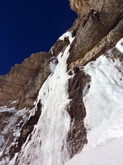 Cascata Solo per i tuoi occhi - Monte Pelmo - Marco Milanese sulla candela L1