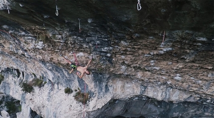 Video: Adam Ondra climbing Atene Naturale at Massone, Arco