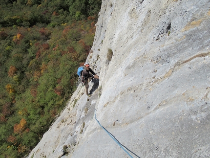 Monte Croce, Alpi Apuane, Alberto Benassi, Alessandro Rossi - Monte Croce, Alpi Apuane: Alberto Benassi, Alessandro Rossi durante l'apertura di E se fossero stati gli alieni...?