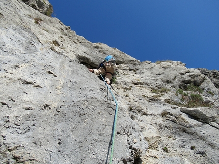 Monte Croce, Alpi Apuane, Alberto Benassi, Alessandro Rossi - Monte Croce, Alpi Apuane: Alberto Benassi, Alessandro Rossi durante l'apertura di E se fossero stati gli alieni...?