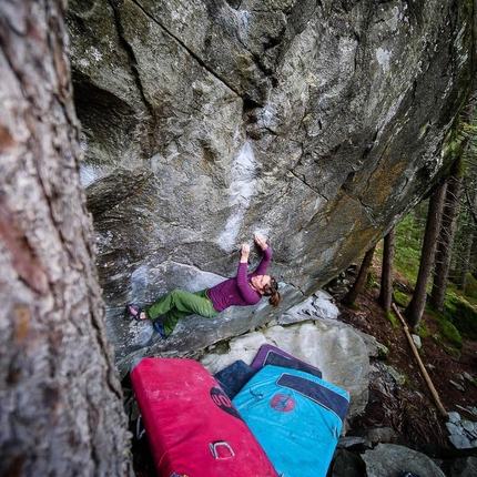 Marine Thevenet repeats New Base Line, classic Bernd Zangerl boulder at Magic Wood