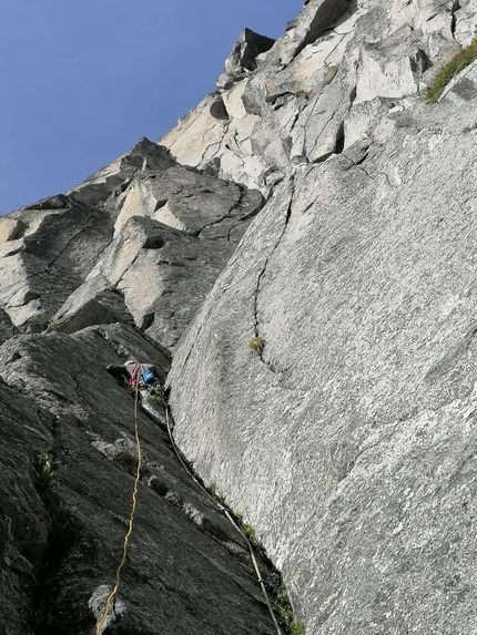 Cima di Prà Vecchio, Adamello, Francesco Salvaterra, Marco Fedrizzi - Prà Vecchio (Carè Alto, Adamello): in esplorazione sul secondo tiro di Puerto Escondido