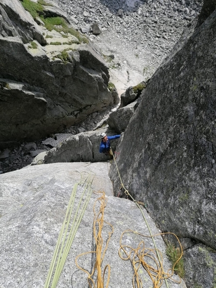 Cima di Prà Vecchio, Adamello, Francesco Salvaterra, Marco Fedrizzi - Prà Vecchio (Carè Alto, Adamello): lungo il diedro svasato, il passo chiave, di Puerto Escondido