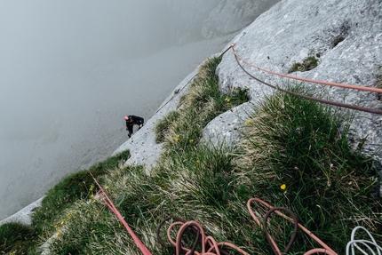 Cima Uomo, Dolomiti di Brenta, Rolando Larcher, Matteo Pavana - Durante l'apertura di Giovani Guerrieri per Vecchi Leoni alla Cima Uomo, Dolomiti di Brenta (Rolando Larcher, Matteo Pavana 06/2020)