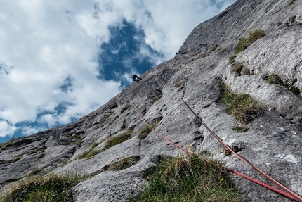 Cima Uomo, Dolomiti di Brenta, Rolando Larcher, Matteo Pavana - Durante l'apertura di Giovani Guerrieri per Vecchi Leoni alla Cima Uomo, Dolomiti di Brenta (Rolando Larcher, Matteo Pavana 06/2020)