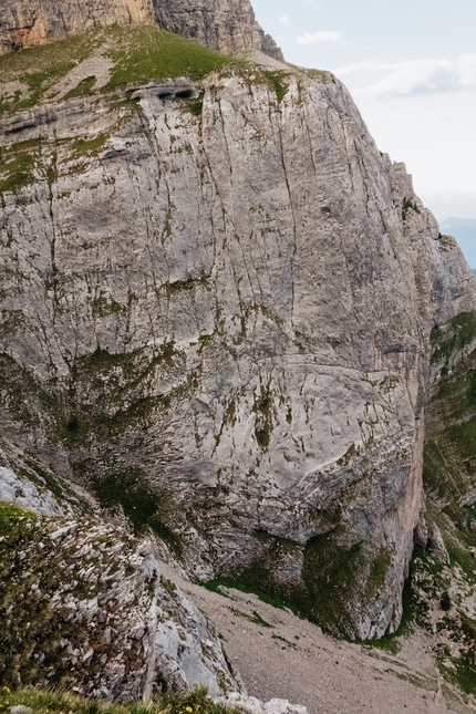 Cima Uomo, Dolomiti di Brenta, Rolando Larcher, Matteo Pavana - Durante l'apertura di Giovani Guerrieri per Vecchi Leoni alla Cima Uomo, Dolomiti di Brenta (Rolando Larcher, Matteo Pavana 06/2020)