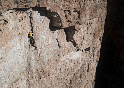 Hervé Barmasse, Cristian Brenna, Dolomiti - Hervé Barmasse e Cristian Brenna in azione sulla Costantini Apollonio, Tofana di Rozes, Dolomiti