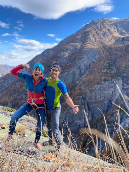 Federica Mingolla, Valle Orco, Colpo al cuore, Caporal - Federica Mingolla e Leonardo Ghezza in cima a Colpo al cuore, sul Caporal in Valle dell'Orco, novembre 2020