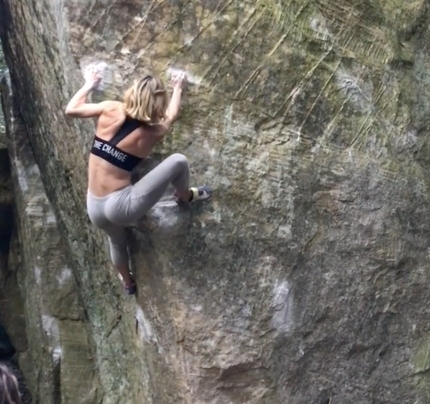 Vanessa Marchionne da 8A boulder a Pietra del Toro in Basilicata