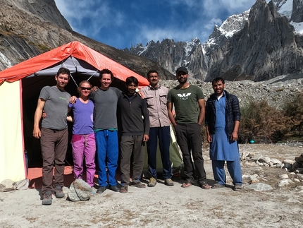 K6 Central, Pakistan, Priti Wright, Jeff Wright - Il K6 team a campo base: Jeff Wright, Priti Wright, Colin Haley, Azhar, Ali, Captain Zohaib, Ishaq