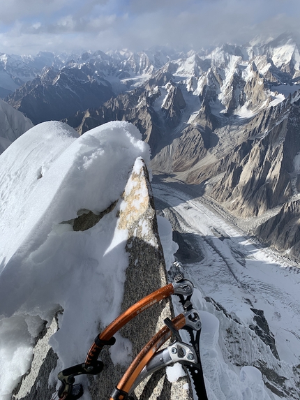 K6 Central, Pakistan, Priti Wright, Jeff Wright - La vista dalla cima di K6 Central sul ghiacciaio Charakusa. La montagna è stata salita la prima volta da Priti Wright e Jeff Wright il 09/10/2020