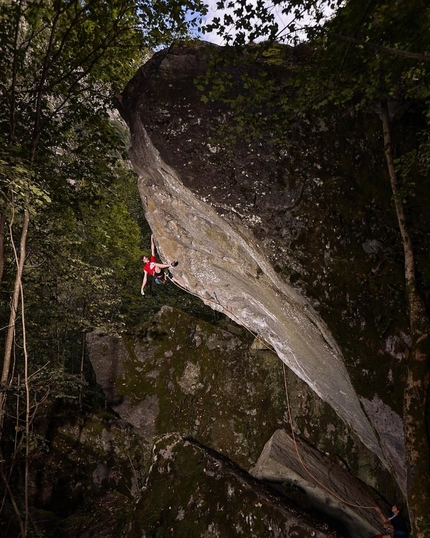 Giuliano Cameroni libera un'altra dream line in Val Bavona