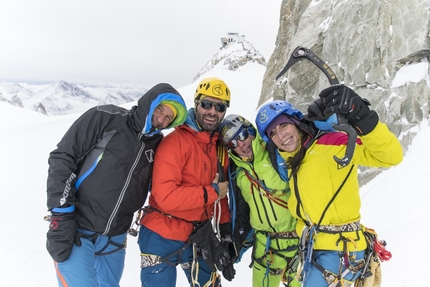 Grand Flambeau, Monte Bianco - Ezio Marlier, Oliviero Gobbi, François Cazzanelli e Anna Torretta sotto il Grand Flambeau, Monte Bianco