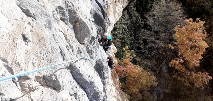 Monte Pubel, Valsugana, Angelo Giaretta, Francesco Leardi - Il tempio dell'Edera al Monte Pubel in Valsugana: la cordata Davide Miotti, Marino Goegan, Claudio Callegarin in ripetizione sul secondo tiro