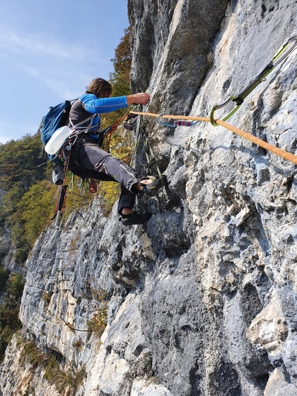 Monte Pubel, Valsugana, Angelo Giaretta, Francesco Leardi - Il tempio dell'Edera al Monte Pubel in Valsugana: in apertura il traverso del settimo tiro